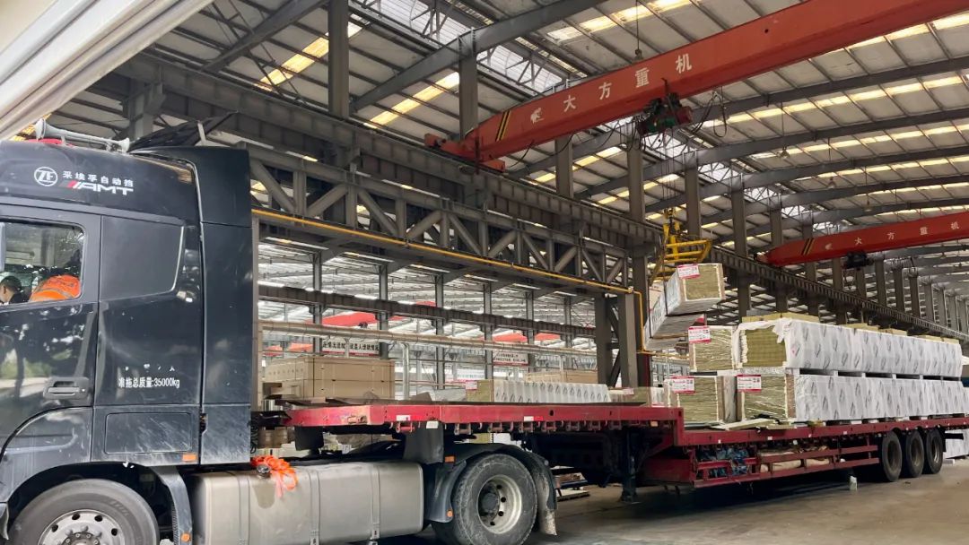 口碑爆棚！23000平熱壓企口鋁板保溫一體板火熱打包裝車發(fā)出！